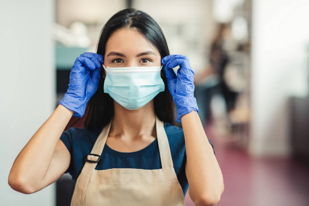 Femme portant un masque non médicaux